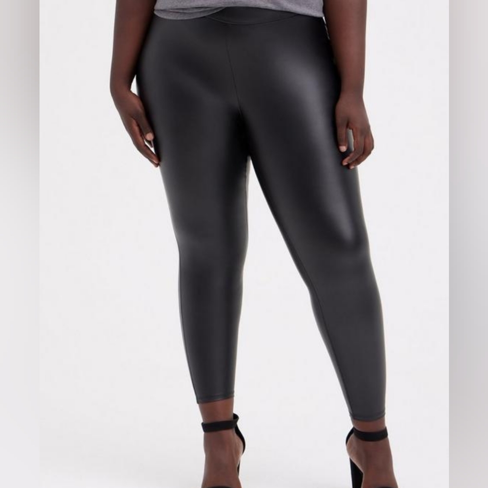 Torrid Full Length Signature Waist Faux Leather Legging black size 0/large
